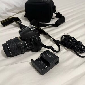 Nikon D3000 10.2MP 18-55mm f/3.5-5.6G AF-S DX VR